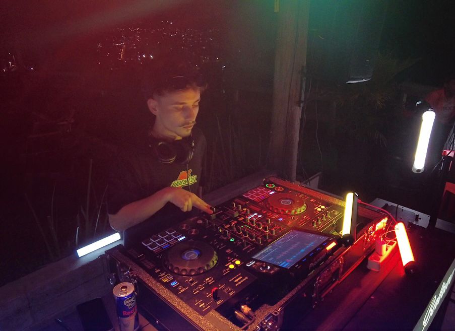 DOMMA no palco do Beach Electronic